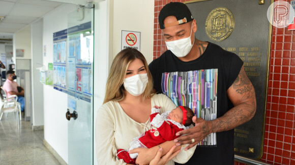 Lorena Improta e Leo Santana deixaram a maternidade com a filha, Liz, 2 dias após o nascimento da menina em 28 de setembro de 2021