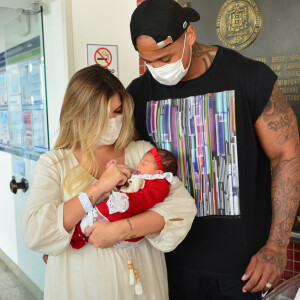 Filha de Lorena Improta e Leo Santana nasceu com 2,8 quilos e 48 centímetros