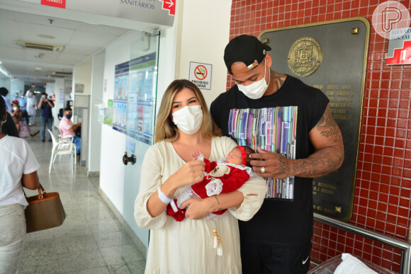 Filha de Lorena Improta e Leo Santana combinou vestido vermelho com laço e sapatinhos ao deixar hospital