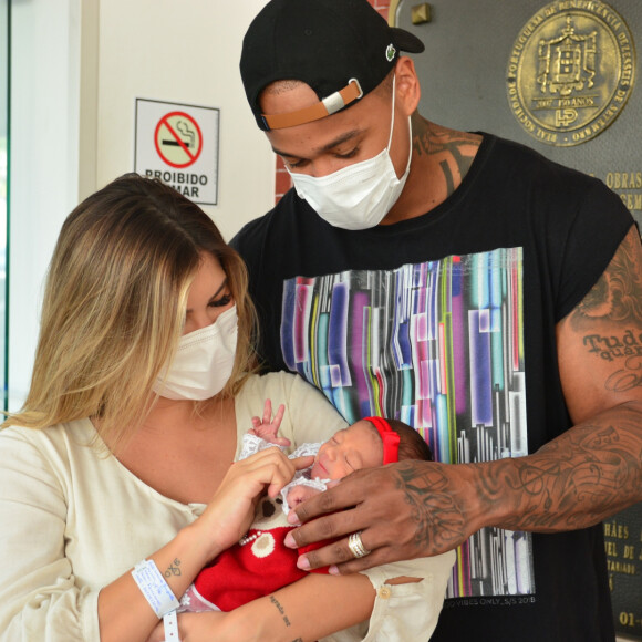 Lorena Improta e Leo Santana brincaram com a filha, Liz, ao irem para casa