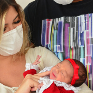 Lorena Improta brincou com a filha, Liz, ao deixar hospital com a menina