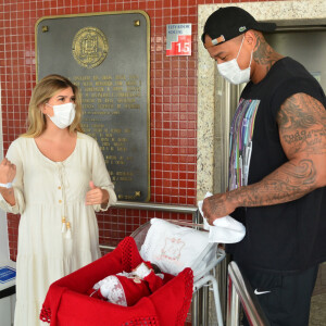 Lorena Improta e Leo Santana foram clicados ao saírem de hospital com Liz, primeira filha do casal
