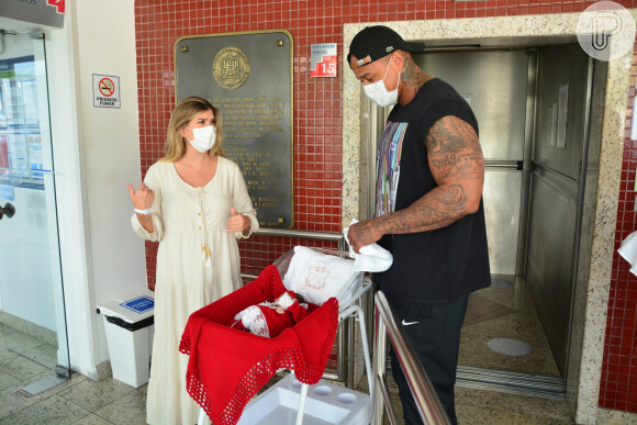 Lorena Improta e Leo Santana foram clicados ao saírem de hospital com Liz, primeira filha do casal