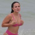 Larissa Manoela tomou banho de mar em praia do Rio de Janeiro