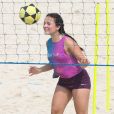 Larissa Manoela mostrou habilidade com a bola na aula de futevôlei