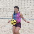 Larissa Manoela foi fotografada praticando atividade física em praia do Rio
