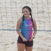 Larissa Manoela foi fotografada praticando futevôlei na praia