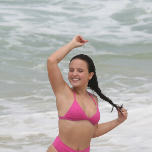 Larissa Manoela escolheu um biquíni rosa e desfilou suas curvas em praia do Rio de Janeiro