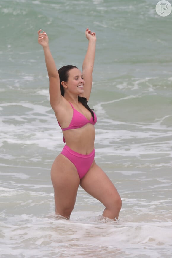 Larissa Manoela se refrescou com um banho de mar