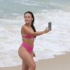 Larissa Manoela fez fotos de biquíni em praia carioca