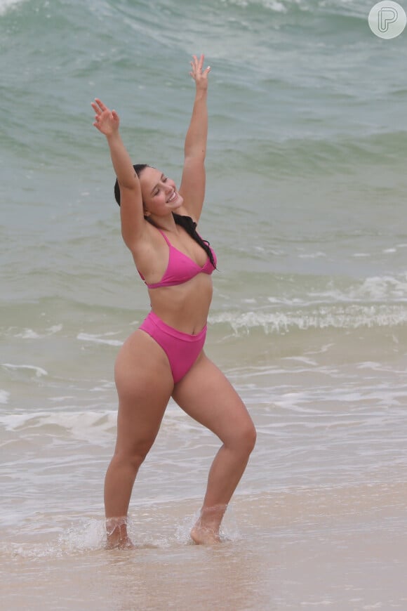 Larissa Manoela usou biquíni cintura alta da marca Aura Swimwear