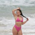 Larissa Manoela escolheu biquíni cintura alta para dia de praia