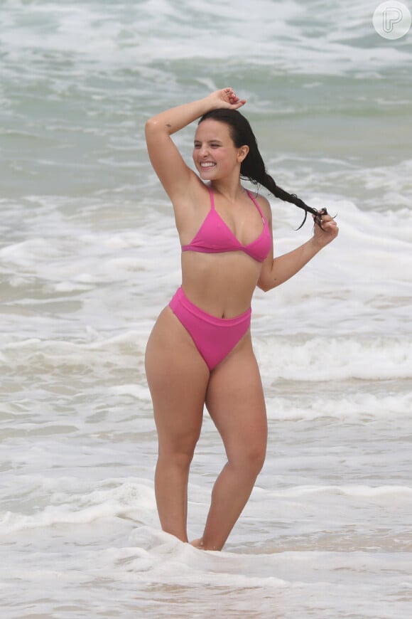 Larissa Manoela escolheu biquíni cintura alta para dia de praia