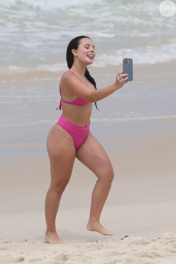 Larissa Manoela fez poses para cliques do celular na Praia da Barra da Tijuca, Zona Oeste do Rio