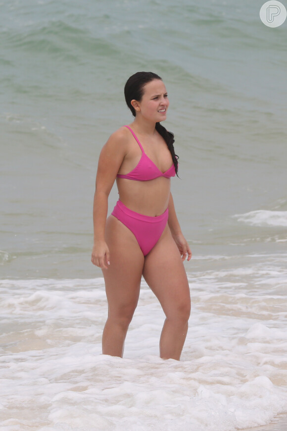 Larissa Manoela curtiu dia de praia no Rio e roubou a cena com corpo