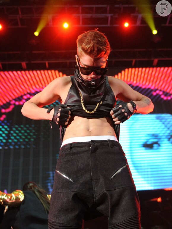 Justin Bieber mostra a barriguinha para o público