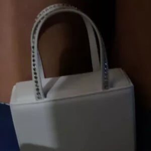 Bruna Marquezine completou o look uma bolsa de mão branca