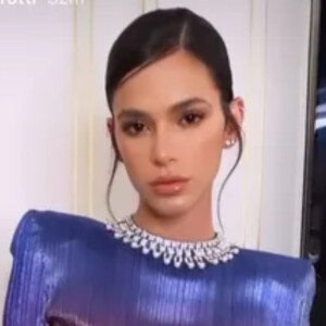 Bruna Marquezine elegeu um conjunto holográfico da Miss Sohee