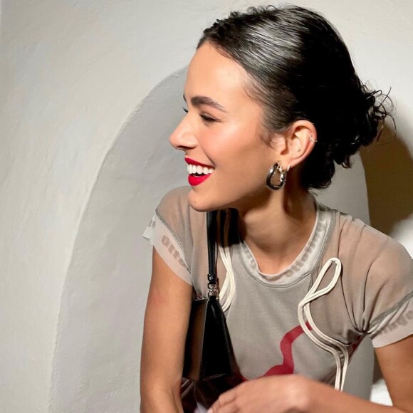 Bruna Marquezine está hospedada no refinado hotel Plaza Athénée