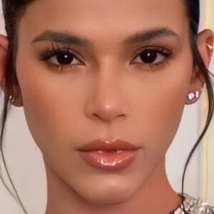 A stylist Rita Lazarotti assinou a produção de Bruna Marquezine e o beauty artist Henrique Martins foi responsável pela maquiagem e cabelo da atriz