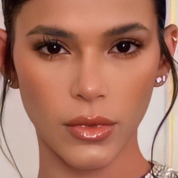 A stylist Rita Lazarotti assinou a produção de Bruna Marquezine e o beauty artist Henrique Martins foi responsável pela maquiagem e cabelo da atriz