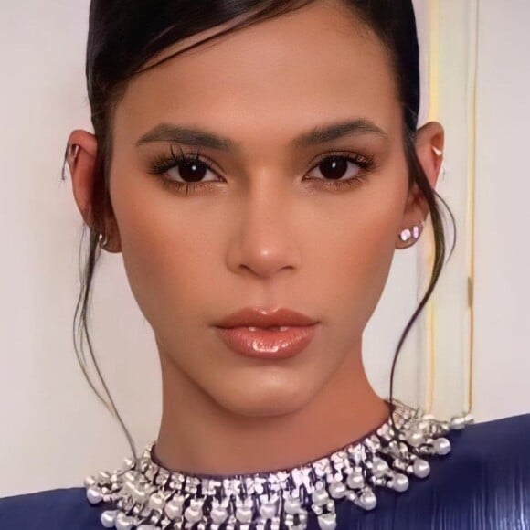 Bruna Marquezine arrasou com conjuntinho holográfico