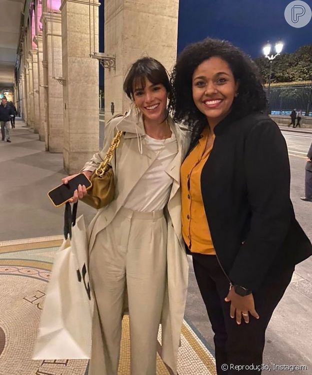 Bruna Marquezine usou bolsa feita de couro de bezerro em Paris