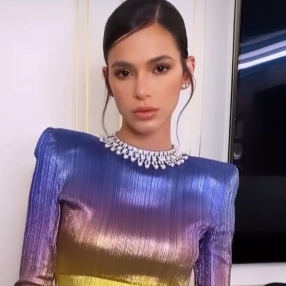 Beleza de Bruna Marquezine foi assinada pelo beauty artist Henrique Martins