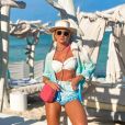 Ana Paula Siebert mistura branco e azul em degradê em look de moda praia