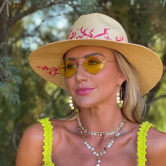Ana Paula Siebert escolhe acessórios cheios de estilo para looks de praia