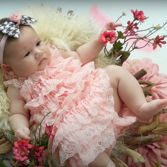 Virgínia Fonseca fez fotos da filha com dois temas: campo de flores e cinema