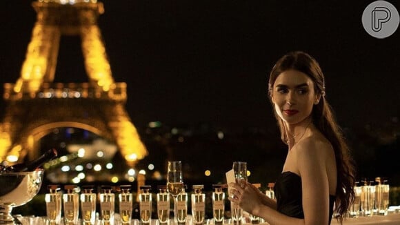 Penteados simples de 'Emily in Paris': atriz usa cabelo semi preso em cena da série