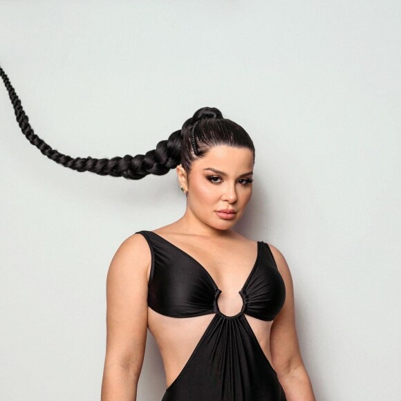 Maraisa posa sexy de maiô em ensaio fotográfico