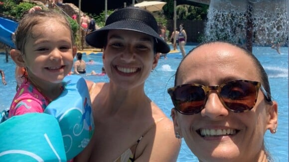 Fabi Alvim, medalhista do vôlei, curte parque aquático com a mulher e filha: 'Adoramos'