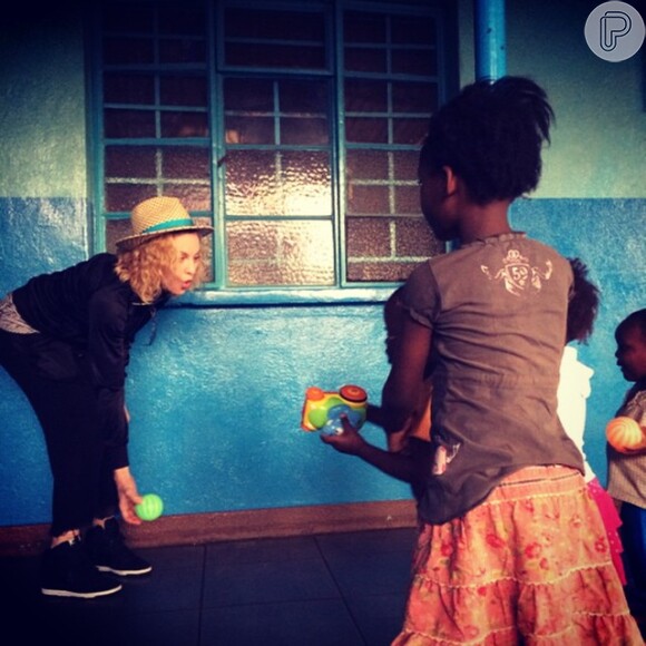 Madonna apareceu em fotos brincando com crianças em uma escola no país africano