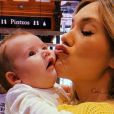 Virgínia relata estresse em aeroporto espanhol após extravio da mala da filha de 4 meses