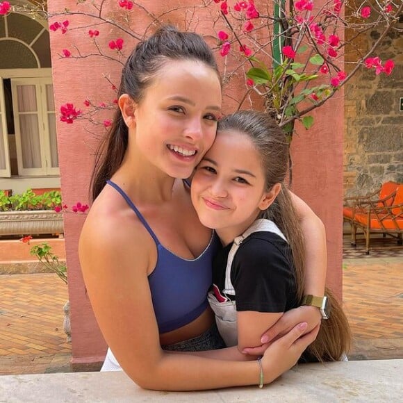 Larissa Manoela está gravando novela 'Além da Ilusão' em Poços de Caldas (MG), com atriz mirim Sofia Budke, de 10 anos, e mostrou bastidores