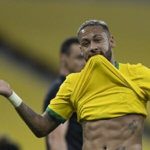 Neymar deixou o campo após o apito do juiz e não cumprimentou jogadores colombianos