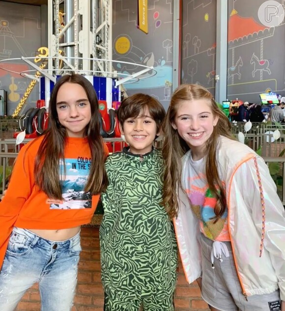 Lara Fanganiello posa com Lorena Queiroz e amigo em parque de diversões