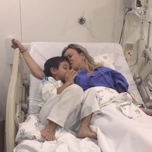 Eliana mostrou fotos em que Arthur aparece deitado a seu lado em uma cama de hospital