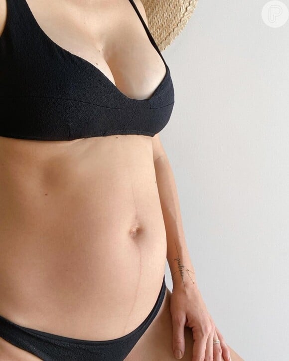 Mônica Benini mostrou a barriga pós-parto em foto na web
