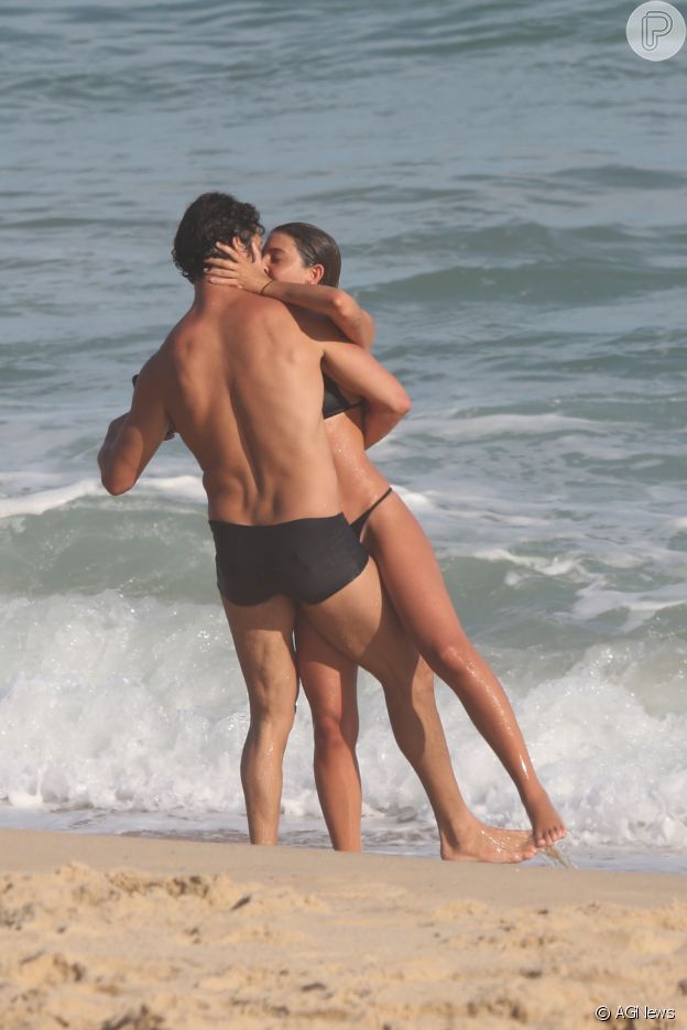 José Loreto e Bruna Lennon beijam muito em praia no Rio