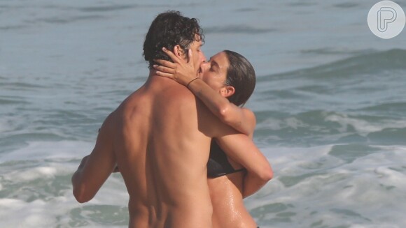 José Loreto e Bruna Lennon em praia no Rio