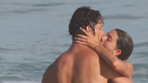 José Loreto e namorada trocam beijos apaixonados em praia após suposto término