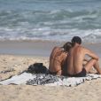 José Loreto e Bruna Lennon foram flagrados na praia em São Conrado, Zona Sul do Rio