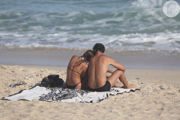 José Loreto e Bruna Lennon foram flagrados na praia em São Conrado, Zona Sul do Rio