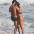 José Loreto e Bruna Lennon trocaram beijos apaixonados na praia