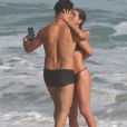 José Loreto e Bruna Lennon não se desgrudaram durante passeio na praia