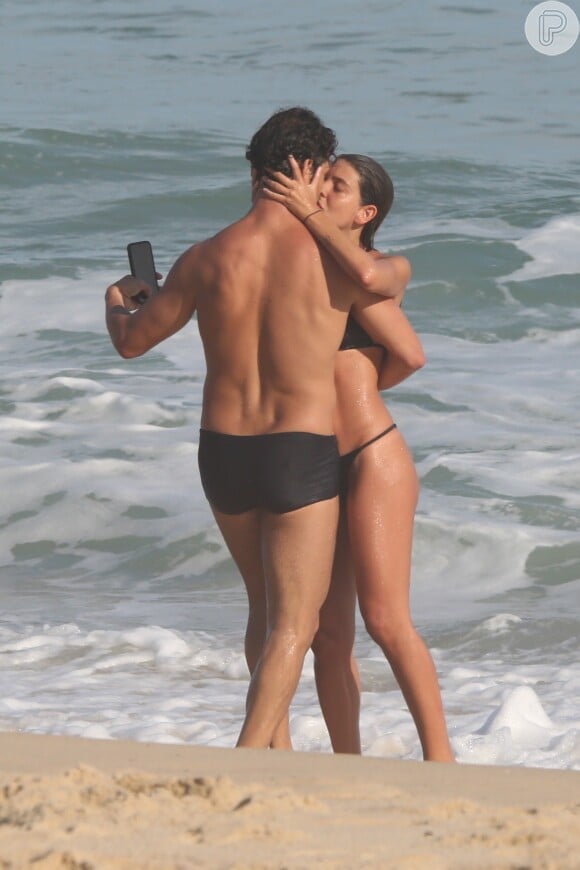José Loreto e Bruna Lennon não se desgrudaram durante passeio na praia