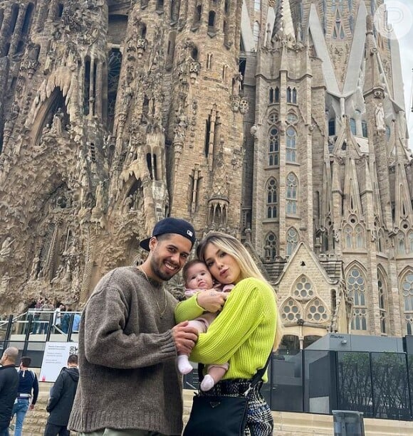 Virgínia e Zé Felipe posam com a filha, Maria Alice, em frente à Catedral da Sagrada Família, na Espanha